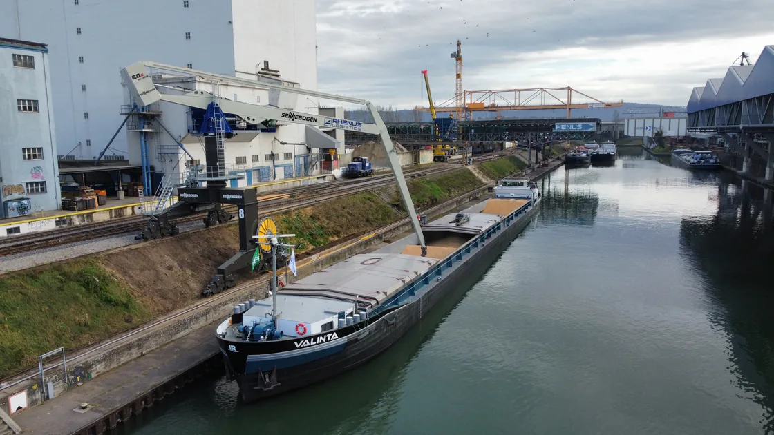 Binnenvaartschip Valinta van Reinoud van Wageningen op het water